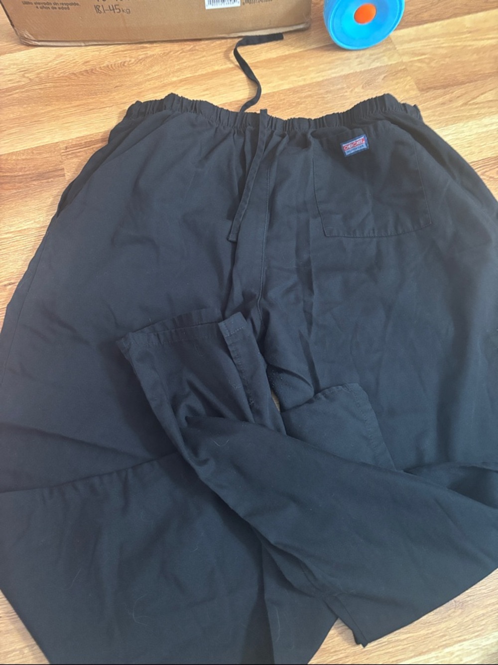 Women’s medical scrubs - Picture 2 of 2